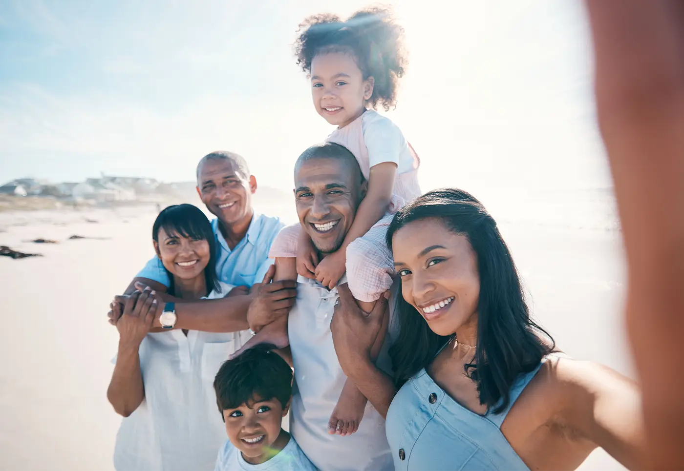 familia feliz protegida por un seguro de vida
