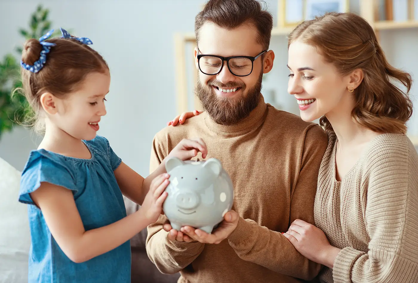 familia ahorrando dinero en una hucha
