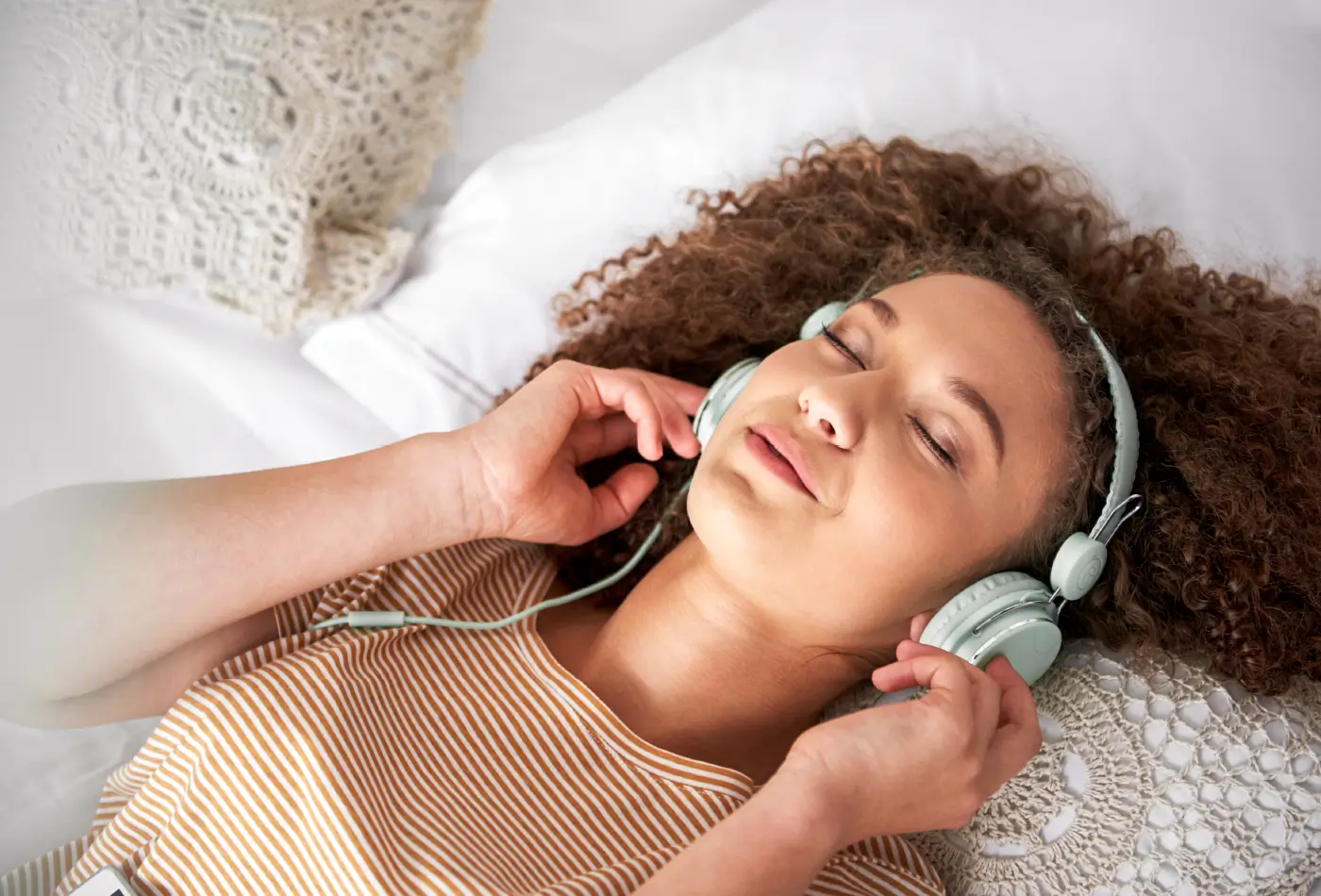 mujer escuchando musica y pensando internamente