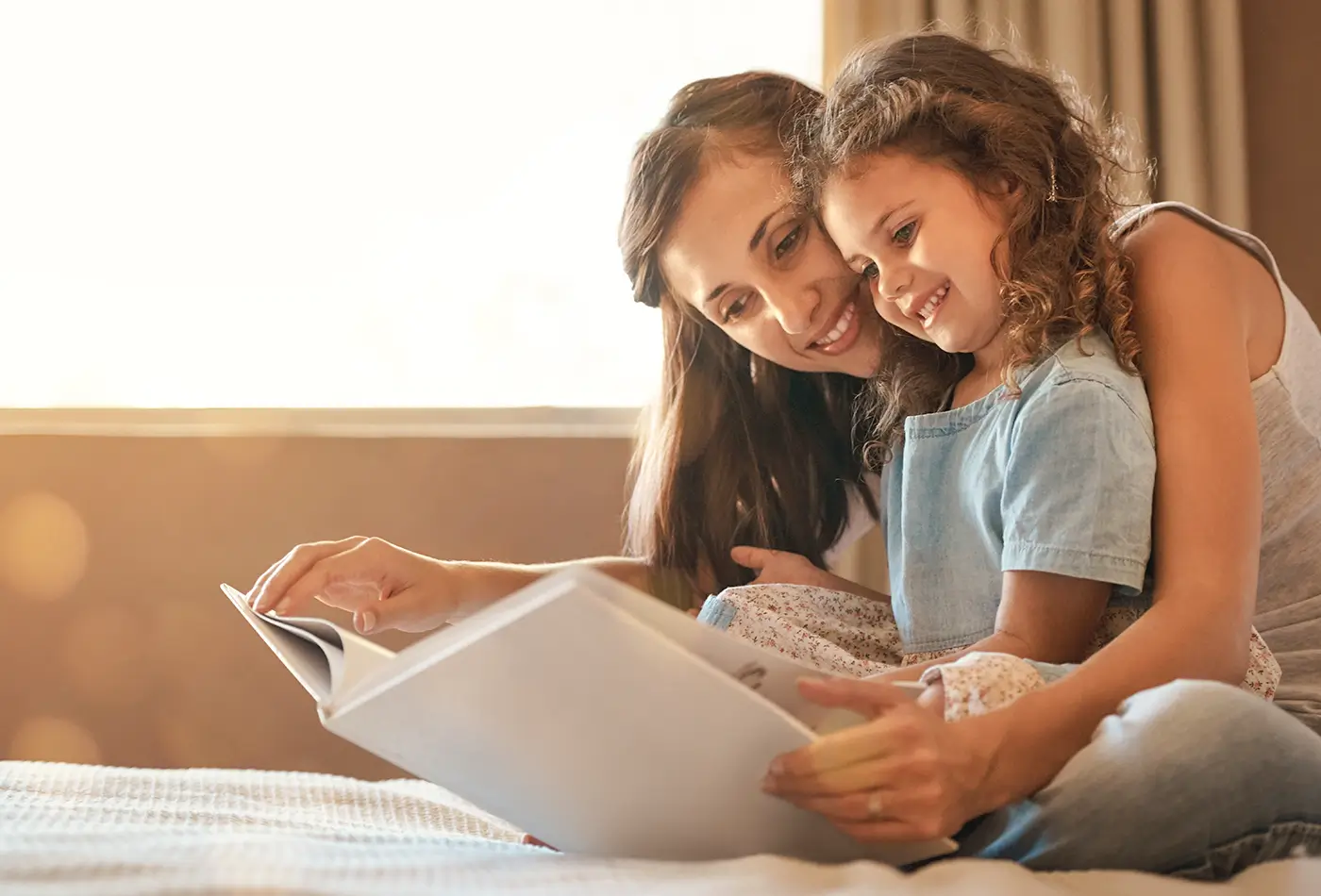 madre e hija leyendo